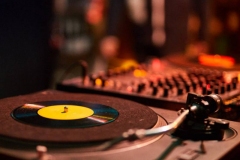Hamburg, DEU, 30.11.2019:  Nachbarschaftliches Kulturcafe BOOTsWagen bei der Winterveranstaltung 8000K am Südpol an der Süderstrasse in den ehemaligen Gebäuden der Wasserwirtschaft

#Kulturcafe #BOOTsWagen #Südpol #8000k #BOOTHamburg #Ameisevinyl #einBOOTfürdieBille #jetztwirdsernst #mittemachen #WirHammSüd

| Hamburg, GER, 30.11.2019:  Neighborhood culture cafe BOOTsWagen at the winter event 8000K at the South Pole on the Suederstrasse in the former buildings of the water management

copyright: Till Reynold fuer Malzkornfoto, www.malzkornfoto.de