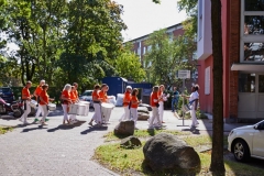 Hamburg, DEU, 14.09.2019:  das dritte OSTERBROOKLYN – Festival auf dem Loeschplatz im Osterbrookviertel. Der Loeschplatz ist eine Gruenflaeche am Billebecken, am Ende des Hammer Deichs in Hamm Sued. Am Festival beteiligte Bands kommen aus dem Stadtteil. Ihre Uebungsraeume liegen in den in der Umgebung liegenden Bunkern. Veranstalter ist die Nachbarschaftsinitiative BOOT, die ein schwimmendes Stadtteilkulturcafe auf dem Billebecken plant.
Line-up 2019:
Freitag 13.09.: Boris von der Burg, Jade Lagoon, Tijuana
Sonnabend 14.09.: Sambawelle, Umabeya, Baked Cat, Gosia Jasinska, Scotch and Water, Patiala Bollywood Music Group

#SambawelleHamburg #Sambawelle #BOOTHamburg #Osterbrooklyn #OBKLYN #OBKLYN19 #einBOOTfuerdieBille #WirHammSüd #Billebecken #StefanMalzkorn #Malzkorn #Malzkornfoto #Malzkornsrocknroll

Hamburg, GER, 14.09.2019:  the third OSTERBROOKLYN festival on Loeschplatz in Osterbrookviertel. The Loeschplatz is a green area at the Billebecken, at the end of the Hammer Deich in Hamm Sued. Bands participating in the festival come from the district. Their practice rooms are located in the bunkers in the area. The organizer is the neighborhood initiative BOOT, which is planning a floating district culture cafe on the Billebecken.

copyright: Till Reynold fuer Malzkornfoto; www.malzkornfoto.de, Hamburg