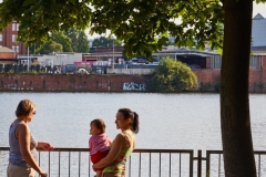22.06.2019: Nachbarschaftliches Kulturcafe BOOTsWagen auf dem Löschplatz in Hamburg Hamm Süd. Hier mit Atomkind als DJ.
#jetztwirdsernst #mittemachen #Kulturcafe #BOOTsWagen #Atomkind #Löschplatz #Rasenkonzert #BOOTHamburg #Osterbrooklyn #OBKLYN #einBOOTfüdieBille #StefanMalzkorn #Malzkorn #Malzkornfoto #Malzkornsrocknroll22.06.2019:  Neighbourhood culture cafe BOOTsWagen on the Loeschplatz at the Bille basin in Hamburg Hamm south. DJ set by Atomkindcopyright: Stefan Malzkorn, www.malzkornfoto.de