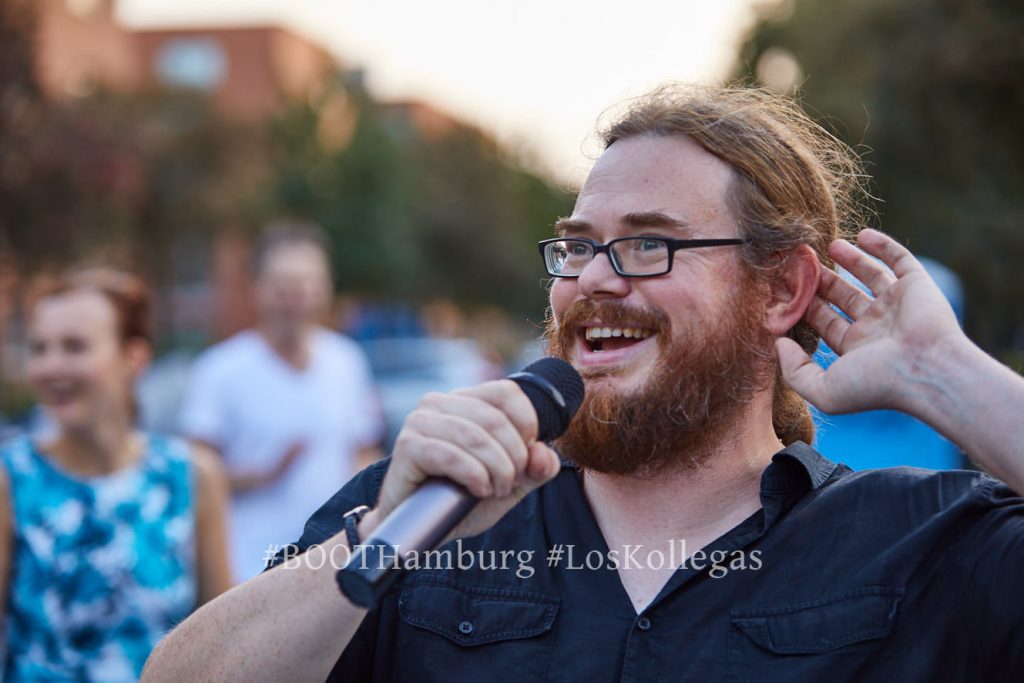 Hamburg, DEU, 30.08.2019: Nachbarschaftliches Kulturcafe BOOTsWagen auf dem Osterbrookplatz in Hamburg Hamm Sued. BOOTsWagen Nr.17 ; Konzert mit Los Kollegas (https://www.facebook.com/loskollegas/). #Kulturcafe #BOOTsWagen #LosKollegas #Los Kollegasband #Osterbrookplatz #Rasenkonzert #BOOTHamburg #Osterbrooklyn #OBKLYN #einBOOTfuerdieBille #StefanMalzkorn #Malzkorn #Malzkornfoto #Malzkornsrocknroll ACHTUNG HONORARPFLICHTIG – KEIN VERTRAGSFOTOGRAF | Hamburg, GER, 30.08.2019: Neighborhood culture cafe BOOTsWagen on the Loeschplatz at the Bille basin in Hamburg Hamm south. Concert with music group Los Kollegas| [copyright: Stefan Malzkorn, Steinbeker Strasse 14, 20537 H a m b u r g, Tel.: +49-40-345402; www.malzkornfoto.de malzkorn@malzkornfoto.de , Kontoverbindung bitte beim Fotografen erfragen - Banking Link: please get in touch with us for our banking details. www.freelens.com/clearing, Steuer-Nr: 42/152/01106 Finanzamt Hamburg am Tierpark, KSK-Nr. 39040963M007. Verwendung nur gegen Namensnennung, Honorar und Beleg - Presseveroeffentlichungen in DEU zzgl. 7% Mwst auf grundlage der MFM; bei Verwendung des Fotos ausserhalb journalistischer Zwecke bitte Ruecksprache mit dem Fotografen halten. Soweit nicht ausdruecklich vermerkt werden keine Modellfreigabe-, Eigentums-, Kunst- oder Markenrechte eingeraeumt. Die Nutzungen erfolgt ausschliesslich auf Grundlage meiner unter www.malzkornfoto.de/webseite_neu/agbs/agb_dt.pdf einsehbaren Allgemeinen Geschaftsbedingungen (AGB) publication only with royalty payment, credit line, and print sample. Unless especially stated: no model release, property release or other third party rigths available. No distribution without our written permission.] [#0,26,121#]