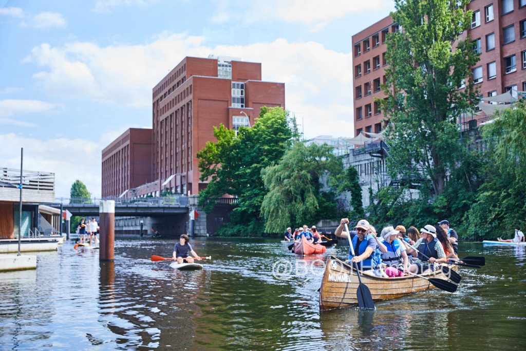 Hamburg, DEU, 24.06.2023: Der gemeinnuetzige BOOT e.V. Hamburg ist aus einer Nachbarschaftinitiative im Hamburger Stadtteil Osterbrook entstanden. Das BOOT plant eine Begegnungsstaette mit Sport, Kultur und angeschlossenen Cafe an der Bille. Kanutour auf der Bille mit der Stiftung Lebensraum Elbe waehrend des langen Tags der Stadtnatur, kuratiert von der Loki Schmidt Stiftung |Hamburg, GER, 17.06.2023: The non-profit BOOT e.V. Hamburg emerged from a neighborhood initiative in the Hamburg district of Osterbrook. The BOOT is planning a meeting place with sport, culture and an attached cafe located at river Bille. Canoe tour on the Bille with the Stiftung Lebensraum Elbe (Elbe Habitat Foundation) during the Long Day of Urban Nature, curated by the Loki Schmidt Foundation| [copyright: Stefan Malzkorn fuer BOOT-in-Hamburg.de, Steinbeker Strasse 14, 20537 H a m b u r g, Tel.: +49-40-345402; BOOT@BOOT-in-Hamburg.de , Kontoverbindung bitte beim Fotografen erfragen - Banking Link: please get in touch with us for our banking details. www.freelens.com/clearing, Steuer-Nr: 42/152/01106 Finanzamt Hamburg am Tierpark, KSK-Nr. 39040963M007. Verwendung nur gegen Namensnennung, Honorar und Beleg - Presseveroeffentlichungen in DEU zzgl. 7% Mwst auf grundlage der MFM; bei Verwendung des Fotos ausserhalb journalistischer Zwecke bitte Ruecksprache mit dem Fotografen halten. Soweit nicht ausdruecklich vermerkt werden keine Modellfreigabe-, Eigentums-, Kunst- oder Markenrechte eingeraeumt. Die Nutzungen erfolgt ausschliesslich auf Grundlage meiner unter www.malzkornfoto.de/webseite_neu/agbs/agb_dt.pdf einsehbaren Allgemeinen Geschaftsbedingungen (AGB) publication only with royalty payment, credit line, and print sample. Unless especially stated: no model release, property release or other third party rigths available. No distribution without our written permission.] [#0,26,121#]