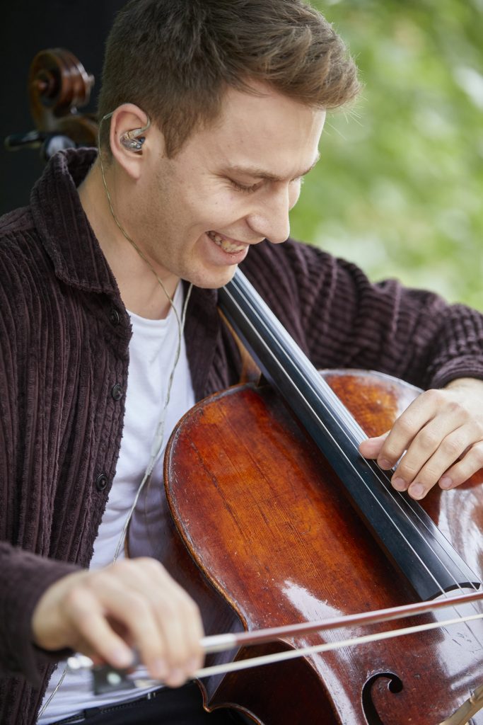 Cellist Felix Jedeck bei einem Solo-Konzert beim BOOT eV