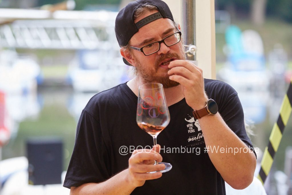 Hamburg, DEU, 19.08.2023:  Der gemeinnuetzige BOOT e.V. Hamburg ist aus einer Nachbarschaftinitiative im Hamburger Stadtteil Osterbrook entstanden. Das BOOT plant eine Begegnungsstaette mit Sport, Kultur und angeschlossenen Cafe an der Bille auf einem Gelaende am Osterbrookplatz 18. Hier die Weinprobe im BOOT - Kulturcafe. 
|Hamburg, GER, 19.08.2023: The non-profit BOOT e.V. Hamburg emerged from a neighborhood initiative in Hamburg's Osterbrook district. BOOT is planning a meeting place with sports, culture and an adjoining café on the river Bille on a site at Osterbrookplatz 18. Here a wine tasting in the BOOT - Kulturcafe.|

[copyright: Stefan Malzkorn, Steinbeker Strasse 14, 20537 H a m b u r g, Tel.: +49-40-345402; www.malzkornfoto.de  malzkorn@malzkornfoto.de , Kontoverbindung bitte beim Fotografen erfragen - Banking Link: please get in touch with us for our banking details. www.freelens.com/clearing, Steuer-Nr: 42/152/01106 Finanzamt Hamburg am Tierpark, KSK-Nr. 39040963M007. Verwendung nur gegen Namensnennung, Honorar und Beleg - Presseveroeffentlichungen in DEU zzgl. 7% Mwst auf grundlage der MFM; bei Verwendung des Fotos ausserhalb journalistischer Zwecke bitte Ruecksprache mit dem Fotografen halten. Soweit nicht ausdruecklich vermerkt werden keine Modellfreigabe-, Eigentums-, Kunst- oder Markenrechte eingeraeumt. Die Nutzungen erfolgt ausschliesslich auf Grundlage meiner unter  www.malzkornfoto.de/webseite_neu/agbs/agb_dt.pdf einsehbaren Allgemeinen Geschaftsbedingungen (AGB)  publication only with royalty payment, credit line, and print sample. Unless especially stated: no model release, property release or other third party rigths available. No distribution without our written permission.] [#0,26,121#]