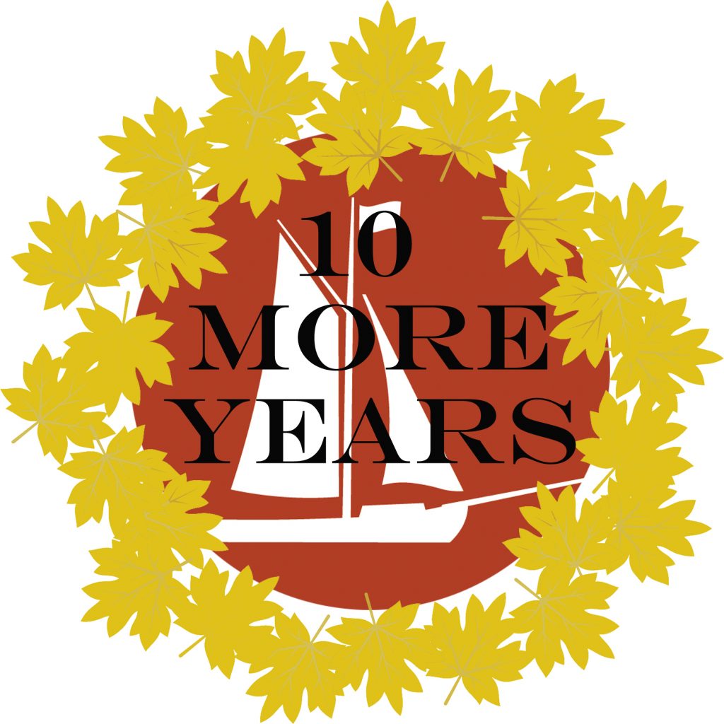 BOOT Logo 10 more years mit gelbem Laubkranz