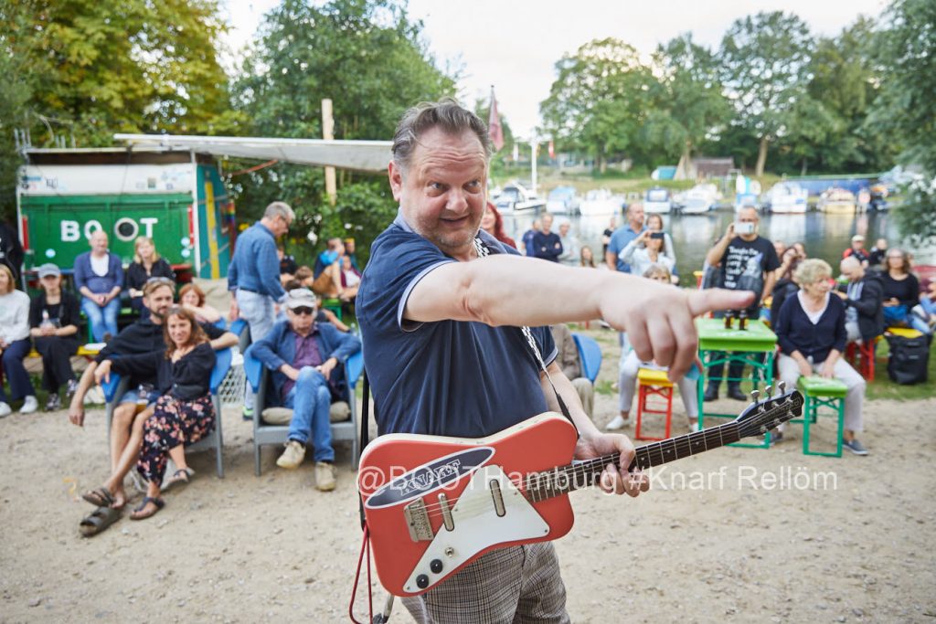 Hamburg, DEU,  23.08.2023: Der gemeinnuetzige BOOT e.V. Hamburg ist aus einer Nachbarschaftinitiative im Hamburger Stadtteil Osterbrook entstanden. Das BOOT plant eine Begegnungsstaette mit Sport, Kultur und angeschlossenen Cafe an der Bille. Hier das von der Stadt Hamburg gepachtete Grundstueck Osterbrookplatz 18a. Auftritt von Knarf Relloem; Elektropunk und Hard House Hamburg

|Hamburg, GER, DEU, 23.08.2023: The non-profit BOOT e.V. Hamburg emerged from a neighborhood initiative in the Hamburg district of Osterbrook. The BOOT is planning a meeting place with sport, culture and an attached cafe located at river Bille. Knarf Relloem from Hamburg|

[copyright: BOOT-in-Hamburg.de, Steinbeker Strasse 14, 20537 H a m b u r g, Tel.: +49-40-345402; BOOT@BOOT-in-Hamburg.de , Kontoverbindung bitte beim Fotografen erfragen - Banking Link: please get in touch with us for our banking details. www.freelens.com/clearing, Steuer-Nr: 42/152/01106 Finanzamt Hamburg am Tierpark, KSK-Nr. 39040963M007. Verwendung nur gegen Namensnennung, Honorar und Beleg - Presseveroeffentlichungen in DEU zzgl. 7% Mwst auf grundlage der MFM; bei Verwendung des Fotos ausserhalb journalistischer Zwecke bitte Ruecksprache mit dem Fotografen halten. Soweit nicht ausdruecklich vermerkt werden keine Modellfreigabe-, Eigentums-, Kunst- oder Markenrechte eingeraeumt. Die Nutzungen erfolgt ausschliesslich auf Grundlage meiner unter  www.malzkornfoto.de/webseite_neu/agbs/agb_dt.pdf einsehbaren Allgemeinen Geschaftsbedingungen (AGB)  publication only with royalty payment, credit line, and print sample. Unless especially stated: no model release, property release or other third party rigths available. No distribution without our written permission.] [#0,26,121#]