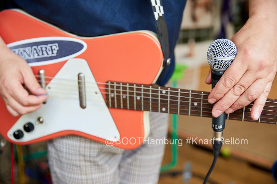 Hamburg, DEU, 23.08.2023: Der gemeinnuetzige BOOT e.V. Hamburg ist aus einer Nachbarschaftinitiative im Hamburger Stadtteil Osterbrook entstanden. Das BOOT plant eine Begegnungsstaette mit Sport, Kultur und angeschlossenen Cafe an der Bille. Hier das von der Stadt Hamburg gepachtete Grundstueck Osterbrookplatz 18a. Auftritt von Knarf Relloem; Elektropunk und Hard House Hamburg |Hamburg, GER, DEU, 23.08.2023: The non-profit BOOT e.V. Hamburg emerged from a neighborhood initiative in the Hamburg district of Osterbrook. The BOOT is planning a meeting place with sport, culture and an attached cafe located at river Bille. Knarf Relloem from Hamburg| [copyright: BOOT-in-Hamburg.de, Steinbeker Strasse 14, 20537 H a m b u r g, Tel.: +49-40-345402; BOOT@BOOT-in-Hamburg.de , Kontoverbindung bitte beim Fotografen erfragen - Banking Link: please get in touch with us for our banking details. www.freelens.com/clearing, Steuer-Nr: 42/152/01106 Finanzamt Hamburg am Tierpark, KSK-Nr. 39040963M007. Verwendung nur gegen Namensnennung, Honorar und Beleg - Presseveroeffentlichungen in DEU zzgl. 7% Mwst auf grundlage der MFM; bei Verwendung des Fotos ausserhalb journalistischer Zwecke bitte Ruecksprache mit dem Fotografen halten. Soweit nicht ausdruecklich vermerkt werden keine Modellfreigabe-, Eigentums-, Kunst- oder Markenrechte eingeraeumt. Die Nutzungen erfolgt ausschliesslich auf Grundlage meiner unter www.malzkornfoto.de/webseite_neu/agbs/agb_dt.pdf einsehbaren Allgemeinen Geschaftsbedingungen (AGB) publication only with royalty payment, credit line, and print sample. Unless especially stated: no model release, property release or other third party rigths available. No distribution without our written permission.] [#0,26,121#]