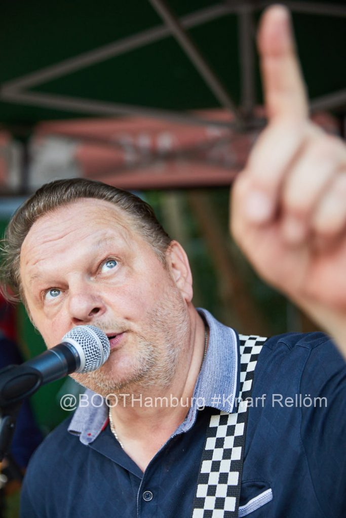 Hamburg, DEU,  23.08.2023: Der gemeinnuetzige BOOT e.V. Hamburg ist aus einer Nachbarschaftinitiative im Hamburger Stadtteil Osterbrook entstanden. Das BOOT plant eine Begegnungsstaette mit Sport, Kultur und angeschlossenen Cafe an der Bille. Hier das von der Stadt Hamburg gepachtete Grundstueck Osterbrookplatz 18a. Auftritt von Knarf Relloem; Elektropunk und Hard House Hamburg

|Hamburg, GER, DEU, 23.08.2023: The non-profit BOOT e.V. Hamburg emerged from a neighborhood initiative in the Hamburg district of Osterbrook. The BOOT is planning a meeting place with sport, culture and an attached cafe located at river Bille. Knarf Relloem from Hamburg|

[copyright: BOOT-in-Hamburg.de, Steinbeker Strasse 14, 20537 H a m b u r g, Tel.: +49-40-345402; BOOT@BOOT-in-Hamburg.de , Kontoverbindung bitte beim Fotografen erfragen - Banking Link: please get in touch with us for our banking details. www.freelens.com/clearing, Steuer-Nr: 42/152/01106 Finanzamt Hamburg am Tierpark, KSK-Nr. 39040963M007. Verwendung nur gegen Namensnennung, Honorar und Beleg - Presseveroeffentlichungen in DEU zzgl. 7% Mwst auf grundlage der MFM; bei Verwendung des Fotos ausserhalb journalistischer Zwecke bitte Ruecksprache mit dem Fotografen halten. Soweit nicht ausdruecklich vermerkt werden keine Modellfreigabe-, Eigentums-, Kunst- oder Markenrechte eingeraeumt. Die Nutzungen erfolgt ausschliesslich auf Grundlage meiner unter  www.malzkornfoto.de/webseite_neu/agbs/agb_dt.pdf einsehbaren Allgemeinen Geschaftsbedingungen (AGB)  publication only with royalty payment, credit line, and print sample. Unless especially stated: no model release, property release or other third party rigths available. No distribution without our written permission.] [#0,26,121#]